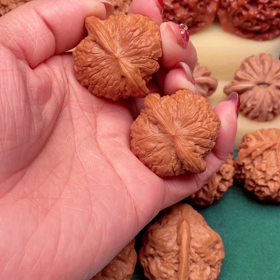 文玩核桃吊坠血麒麟精修已打底38