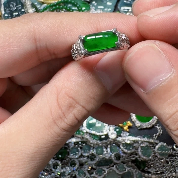 翡翠未镶嵌颈饰天然A货翡翠放漏