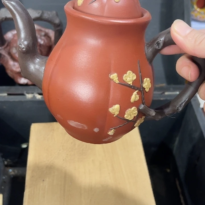 茶壶紫泥原矿泥料手工制作的一把紫砂壶。