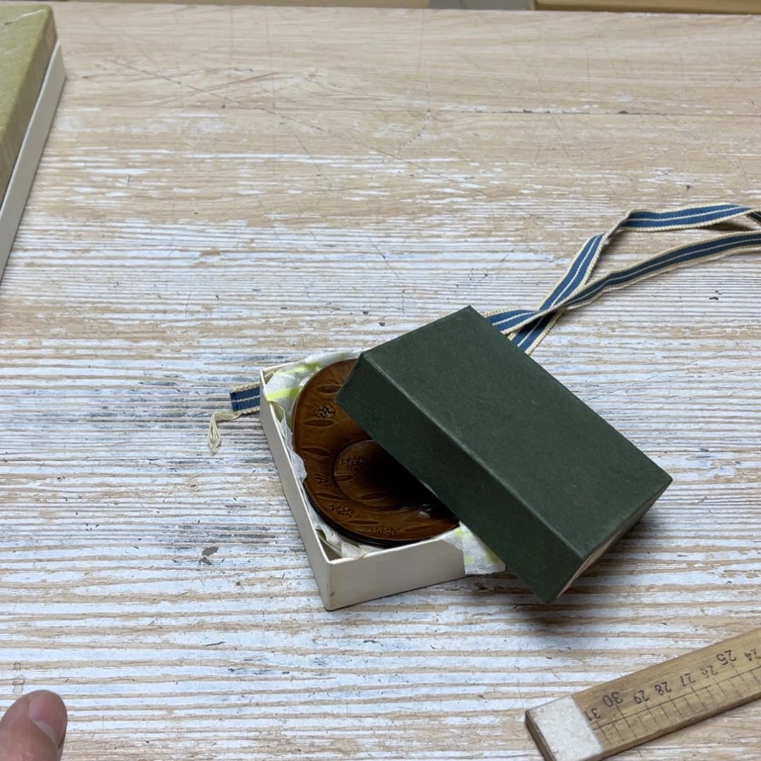 瓷片魔****?密密麻麻地排列着一个