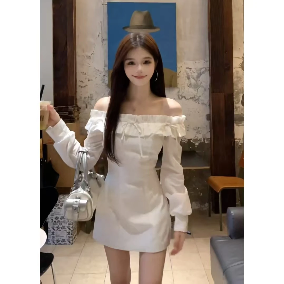 早秋拼接时尚设计感白色一字肩百褶边长袖旅行衬衫显瘦收腰连衣裙