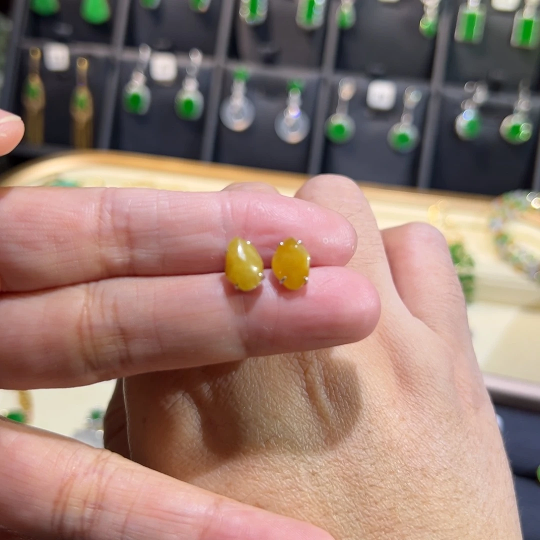 颈饰18K金镶嵌翡翠耳钉