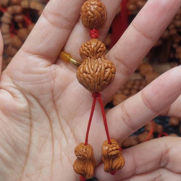 木质类龙纹桃枭挂件