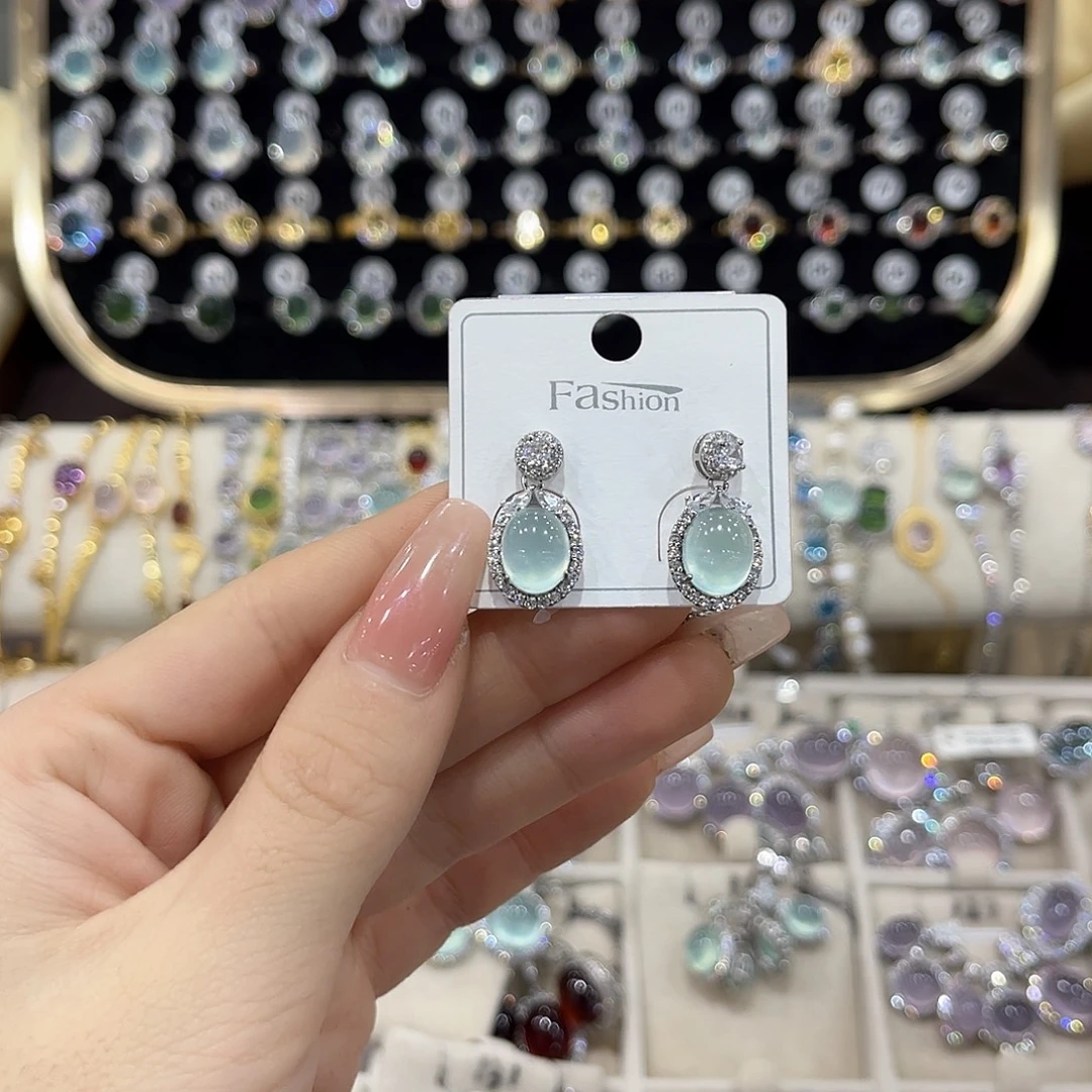 多***甜蛇纹石玉银S925镶嵌耳钉