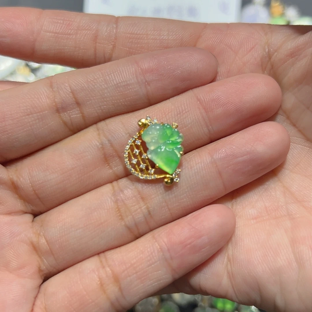 翡翠颈饰18K金镶嵌吊坠