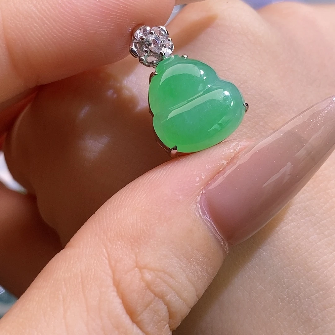 翡翠18K金镶嵌颈饰葫芦