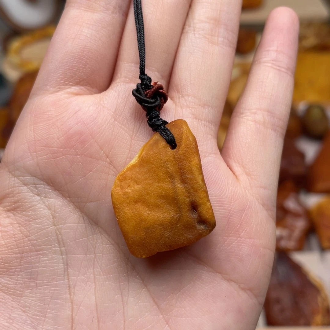 未镶嵌琥珀珠宝奇石