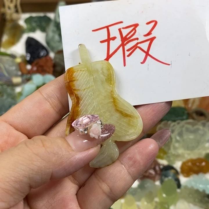 未镶嵌蛇纹石玉吊坠