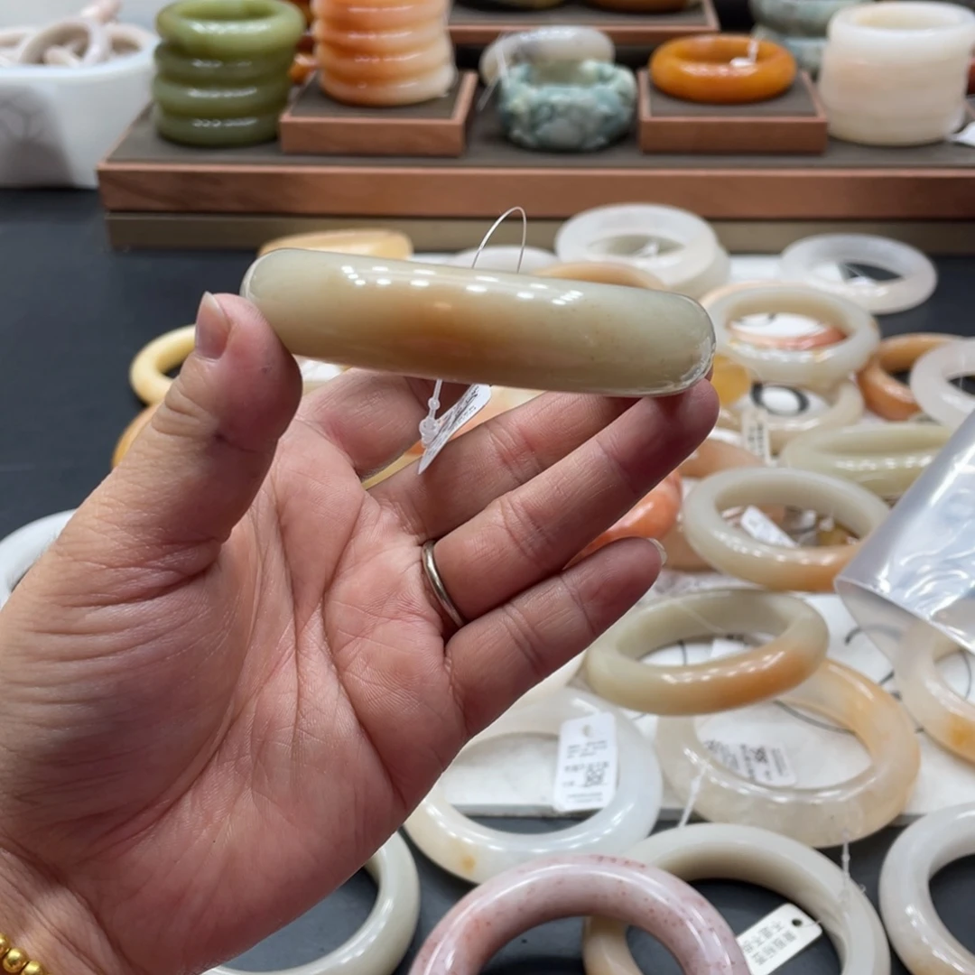 小***仪未镶嵌手镯石英质玉