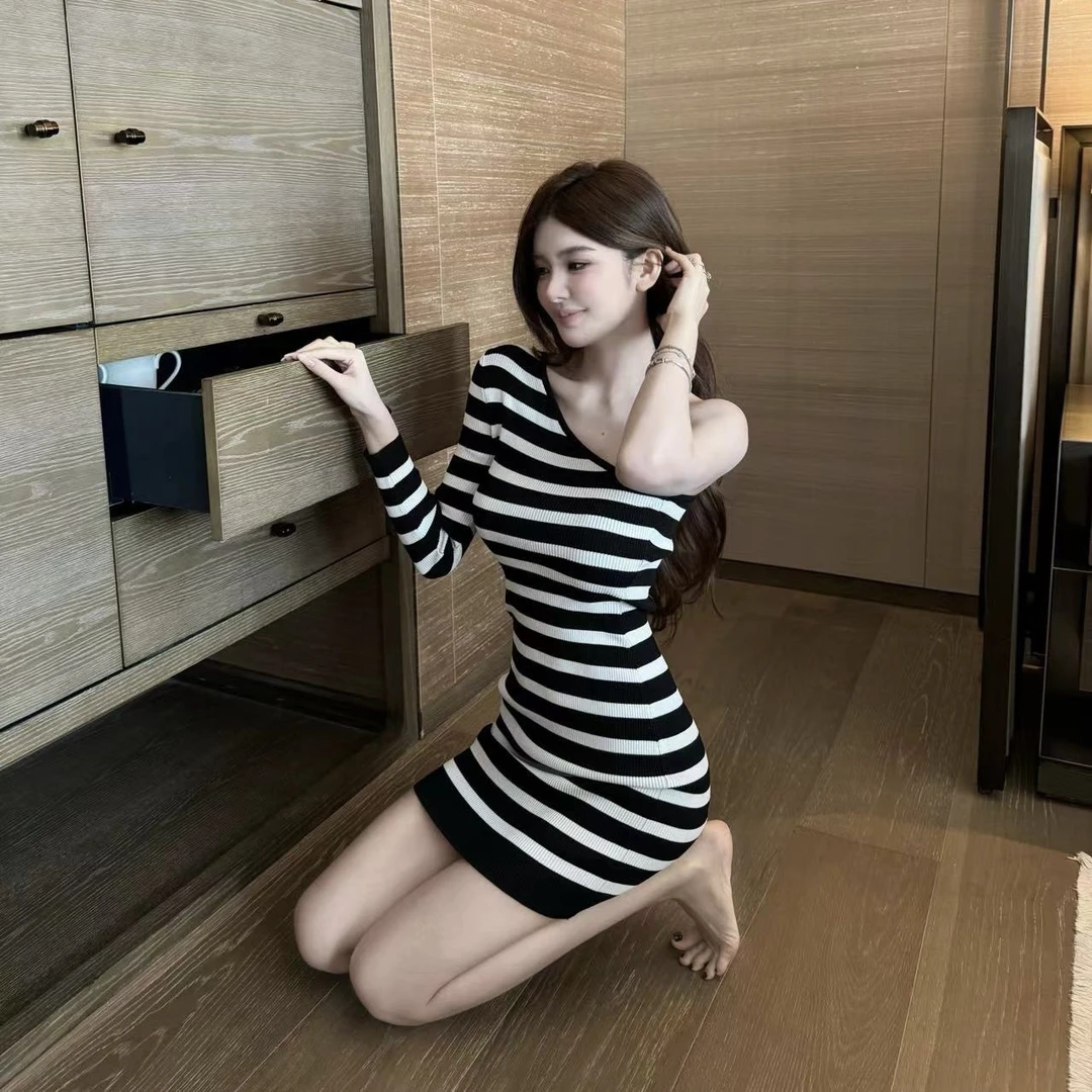 FAY【罗马画报】条纹黑白相间单边斜肩收腰针织连衣裙