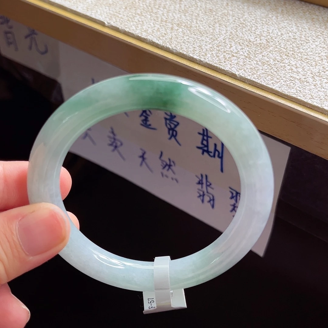 翡翠手镯未镶嵌手镯