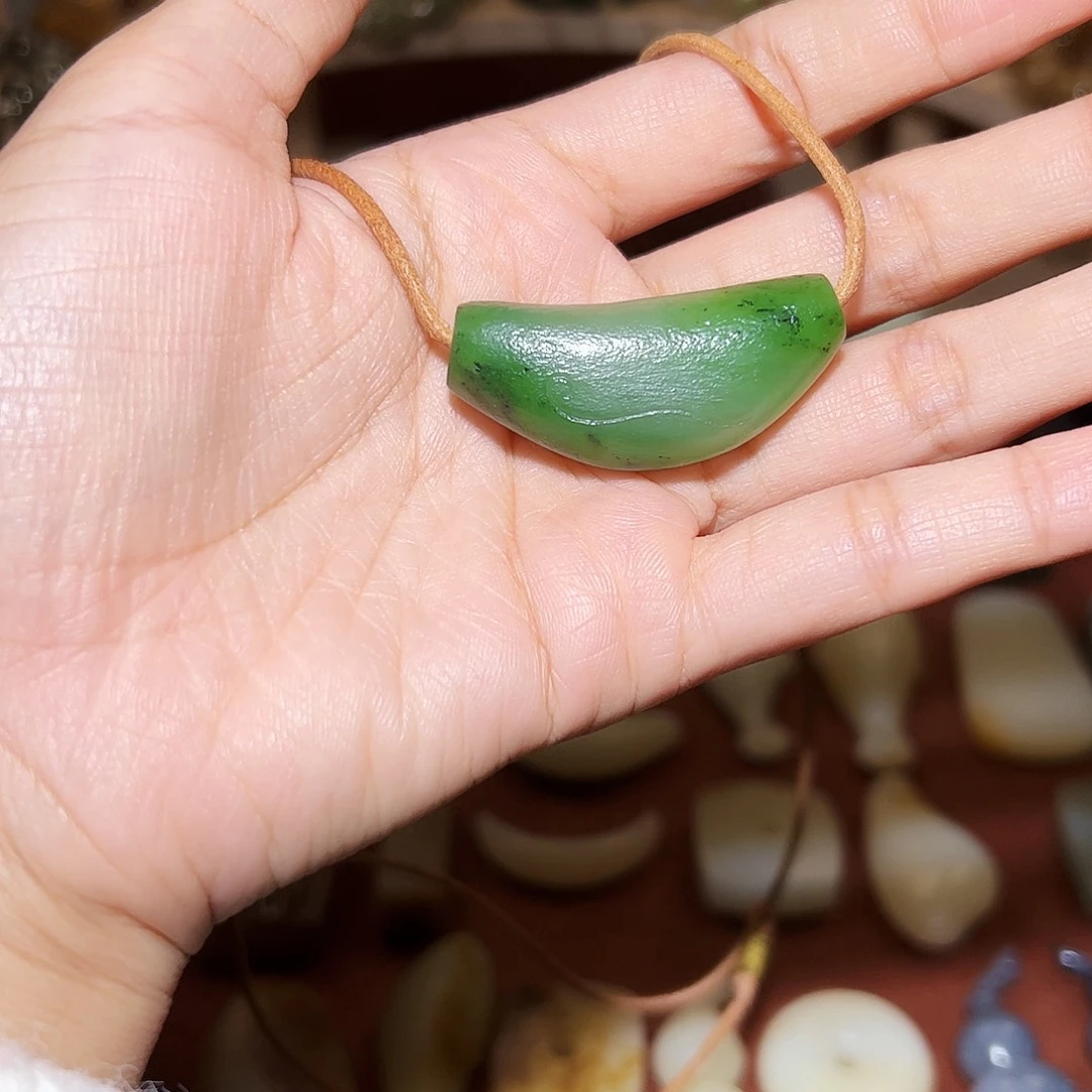 小***。和田玉未镶嵌颈饰