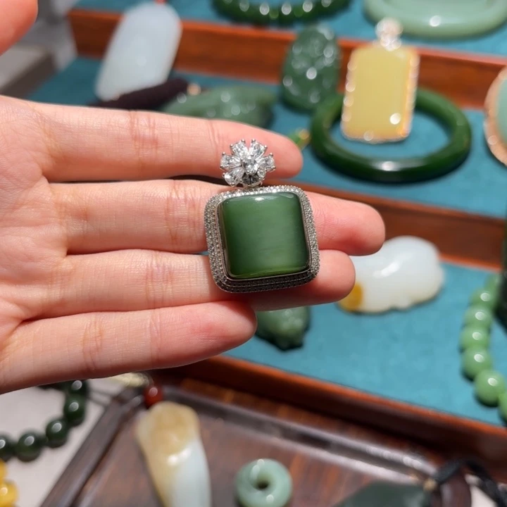 和田玉未镶嵌颈饰绿猫俄碧