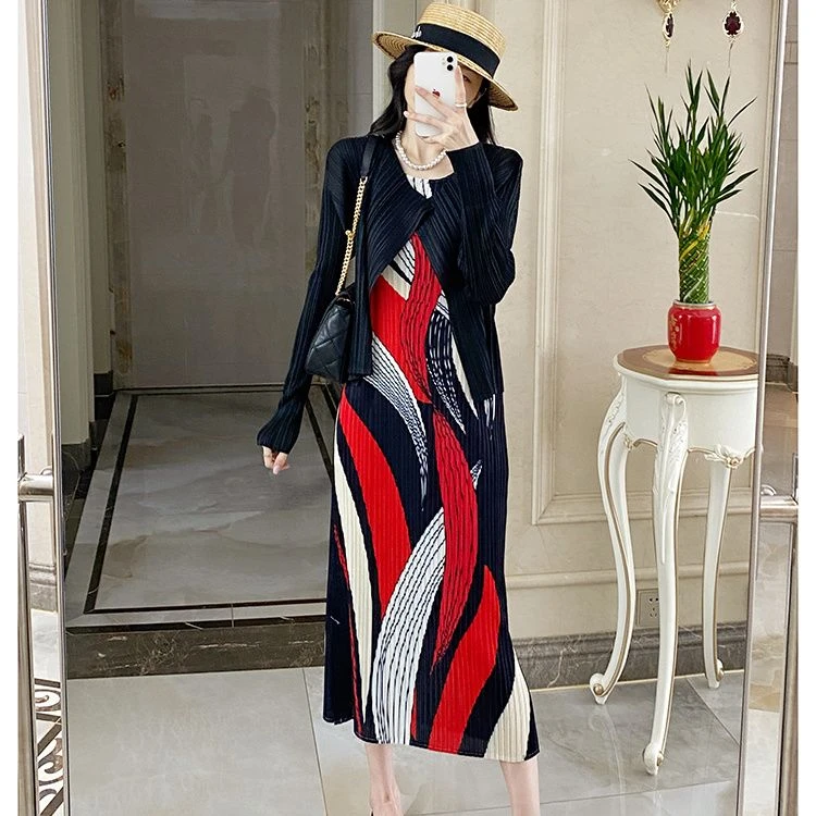 2025新款褶皱裙子女印花修身显瘦无袖夏季连衣裙+新款褶皱外套