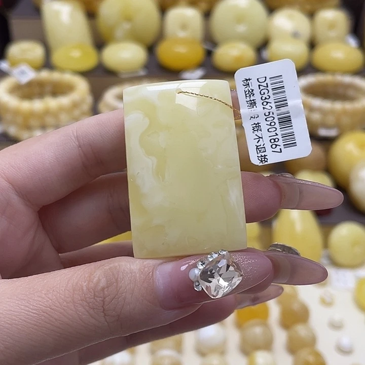 琥珀未镶嵌裸石27.9*43.3*12mm浓蜡妖花牌子