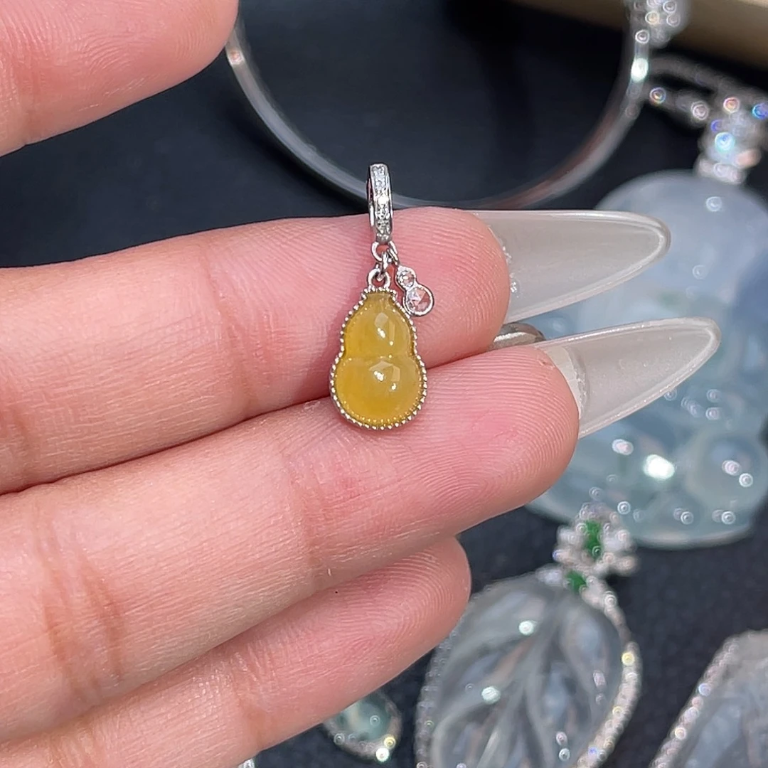 翡翠18K金镶嵌颈饰葫芦