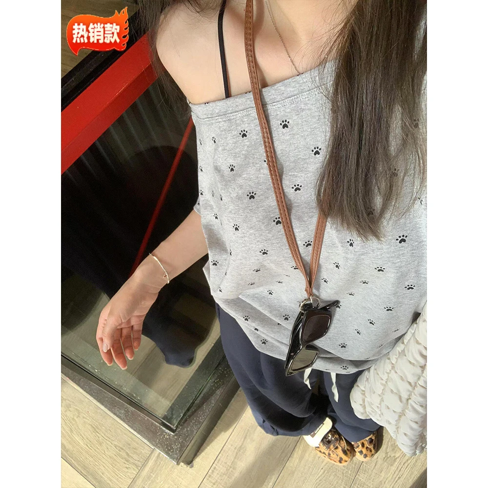 韩系狗爪印灰色斜肩短袖T恤女装夏季设计感小众宽松休闲露肩上衣