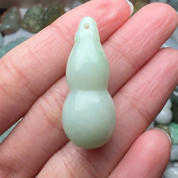 翡翠未镶嵌颈饰葫芦