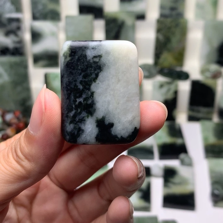 独山玉未镶嵌颈饰