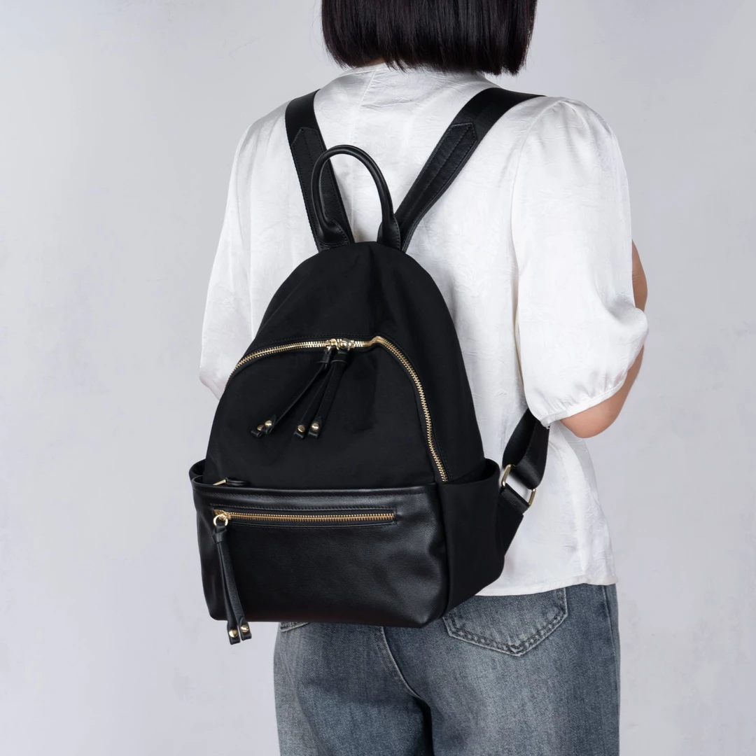 户外休闲双肩包女士双肩包百搭轻便多隔层多功能双肩包双肩背