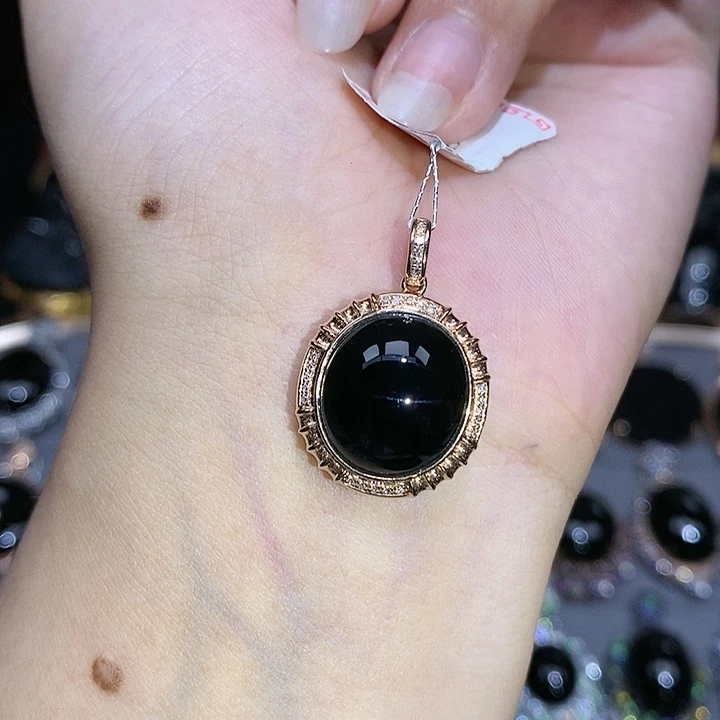 翡翠18K金镶嵌颈饰蛋面