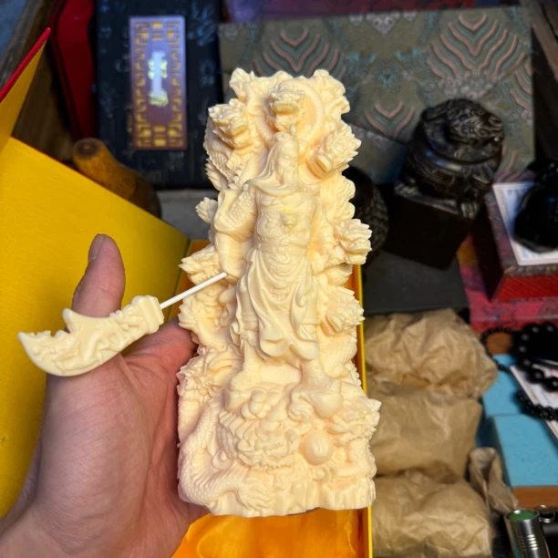 猛犸牙九龙关公摆件