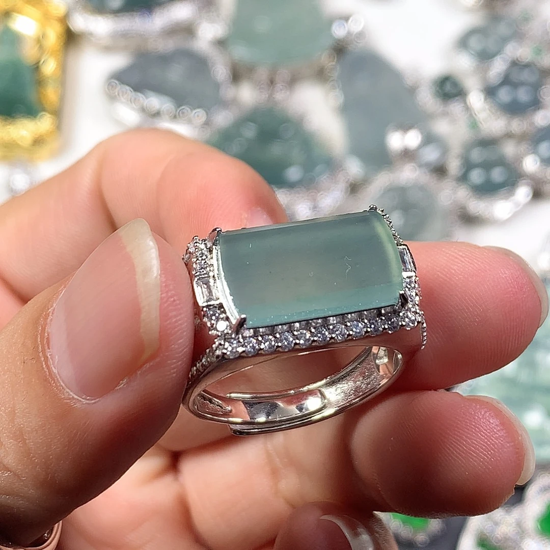 翡翠未镶嵌颈饰戒指