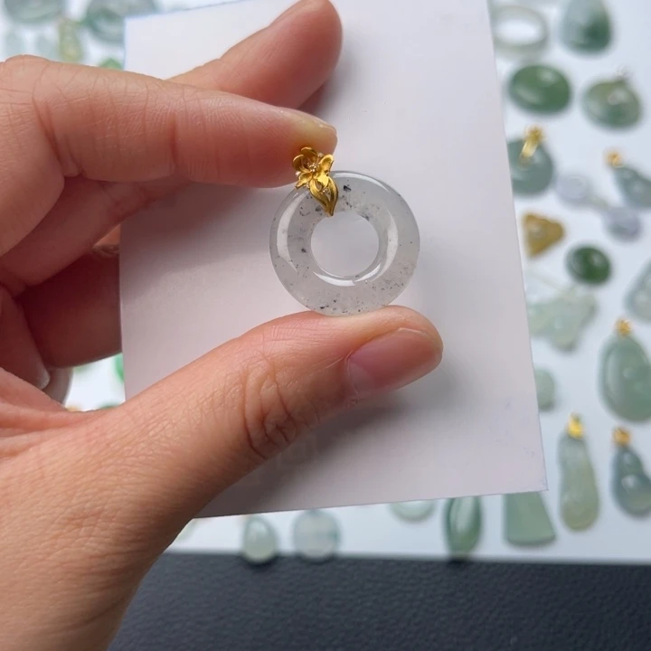 翡翠18K金镶嵌颈饰乌鸡甜甜圈