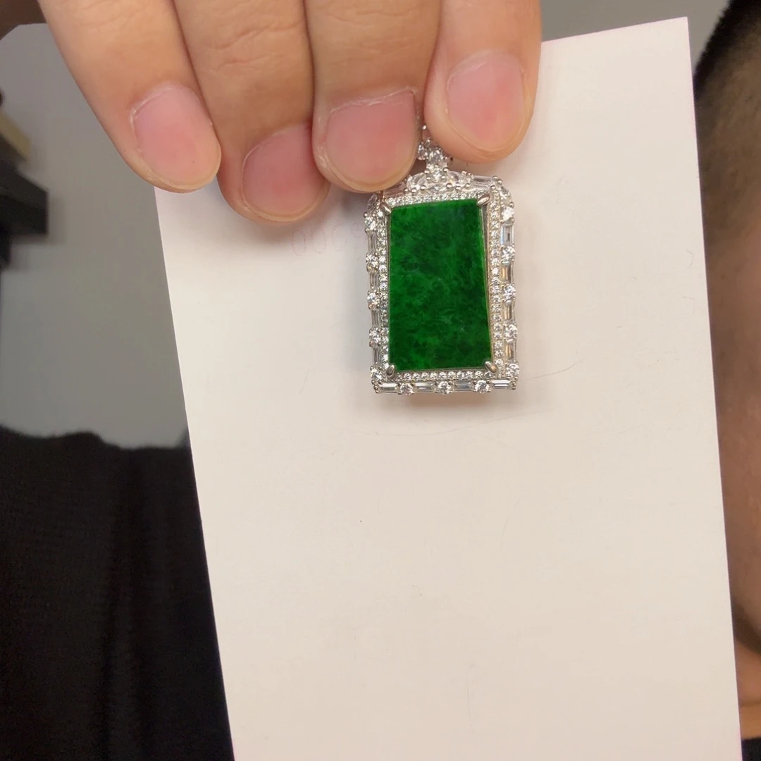 翡翠未镶嵌颈饰一件