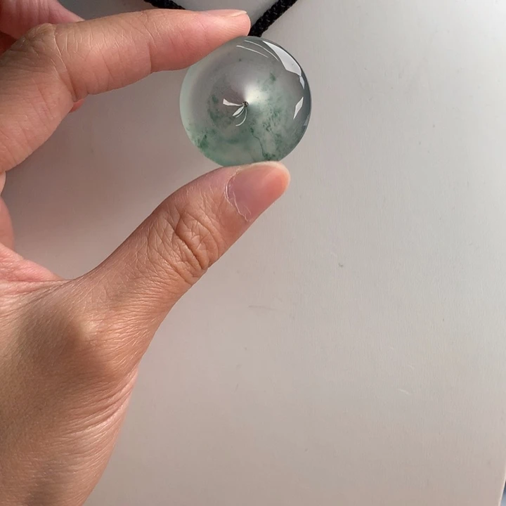 翡翠挂件未镶嵌…..