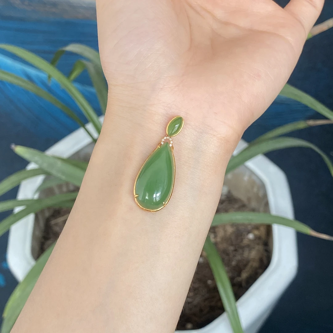 和田玉碧玉水滴吊坠18 K金镶嵌 精致冰阳绿