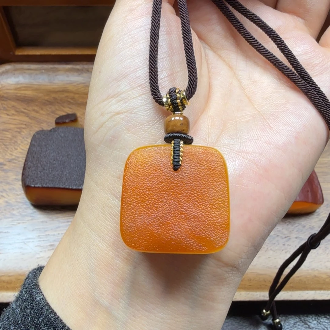 琥珀未镶嵌吊坠(赠链)