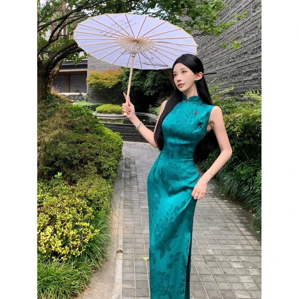 孔雀蓝绿显白新中式港工提花缎面旗袍2025国风立领优雅盘扣连衣裙