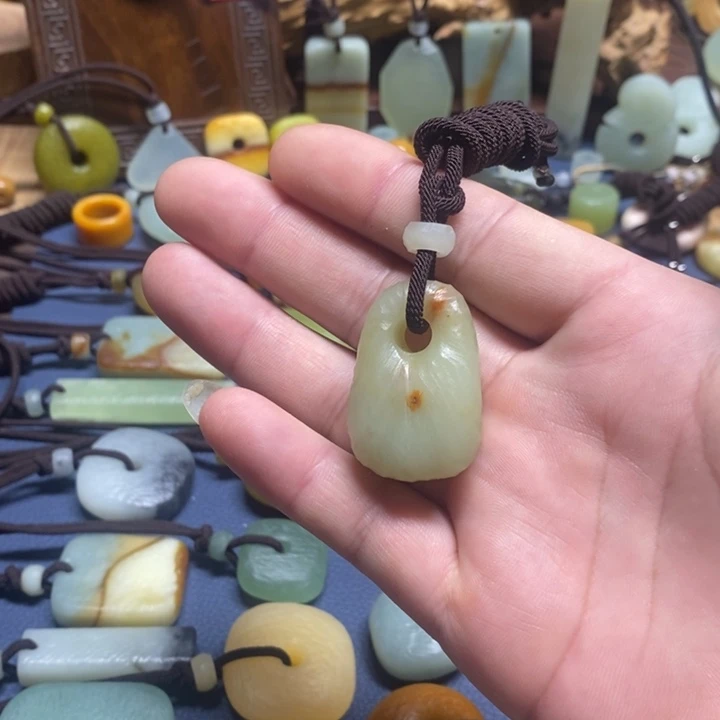 蛇纹石玉未镶嵌颈饰