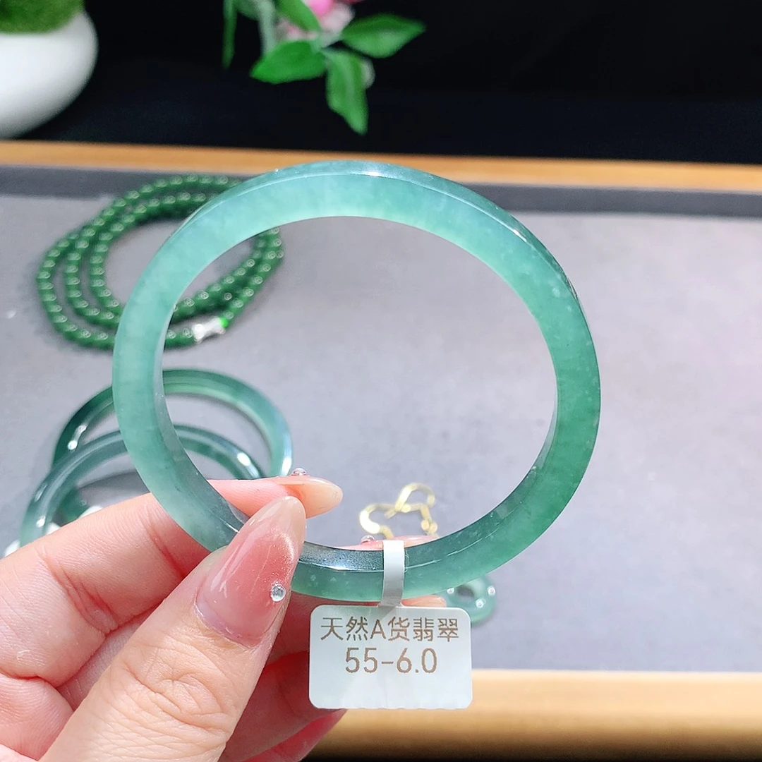 未镶嵌手镯（圆镯）翡翠