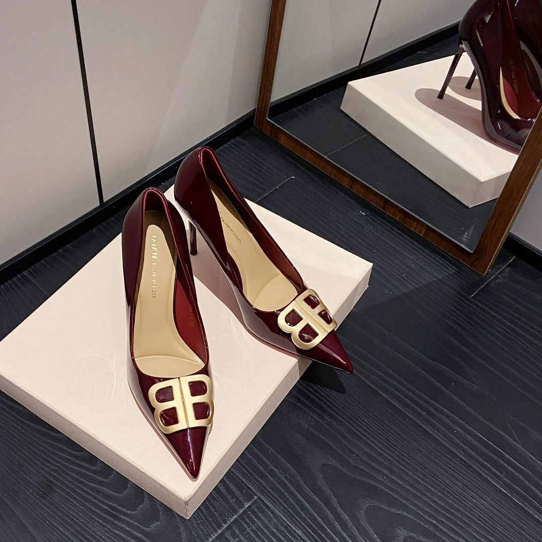 2025早春新款欧美风字母装饰漆皮尖头浅口细跟高跟鞋