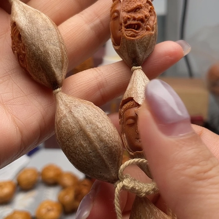 赵***肉橄榄核手串雕刻工艺