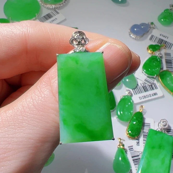 颈饰18K金镶嵌翡翠