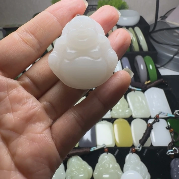 天然新疆和田玉羊脂白佛吊坠