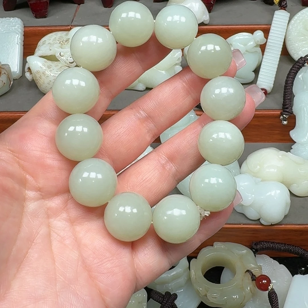 仁***仁和田玉未镶嵌把件