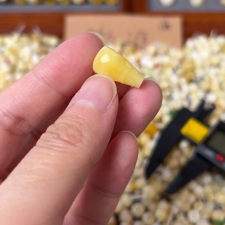 晓***芽蜜蜡未镶嵌裸石9.4mm一个