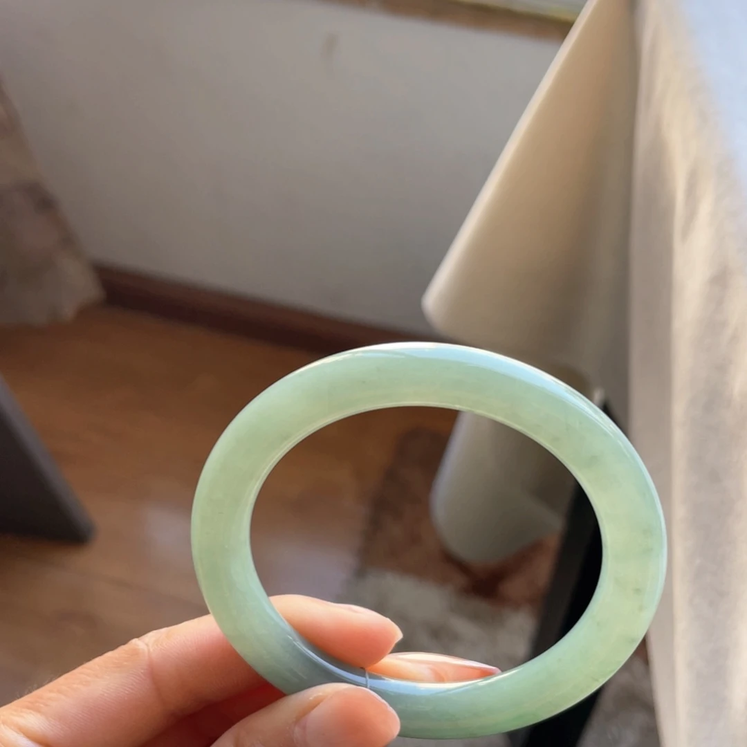 翡翠手镯未镶嵌绿底