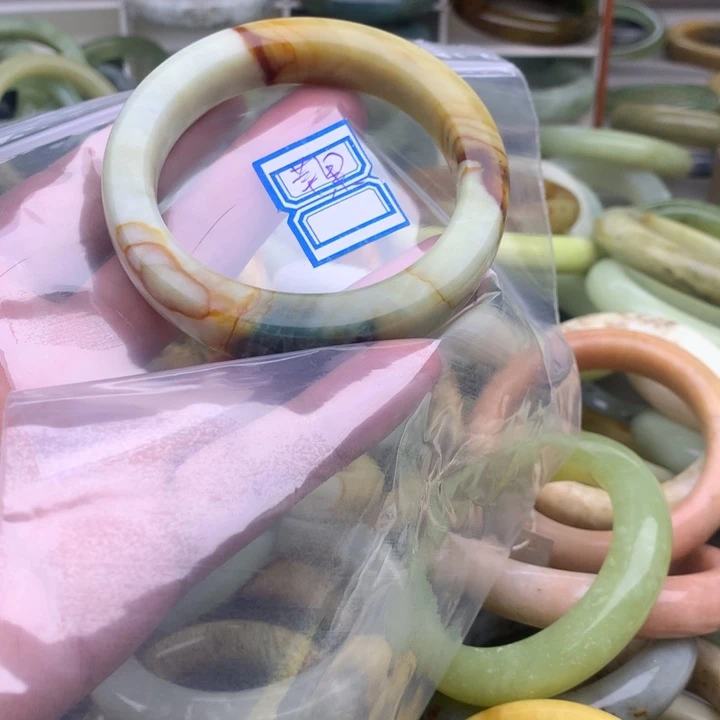 蛇纹石玉未镶嵌手镯苹*花