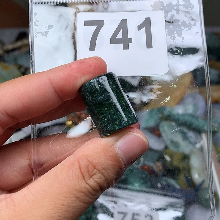 翡翠未镶嵌颈饰石*轩翡翠