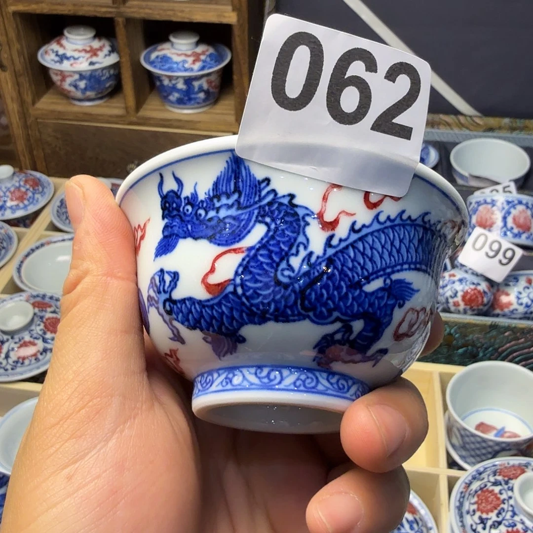 釉里红龙纹压手杯