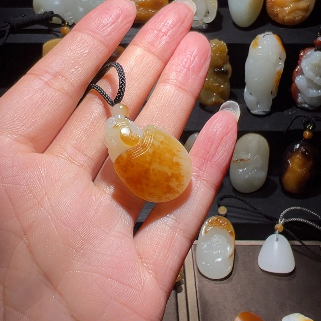 和田玉挂件未镶嵌浩****！