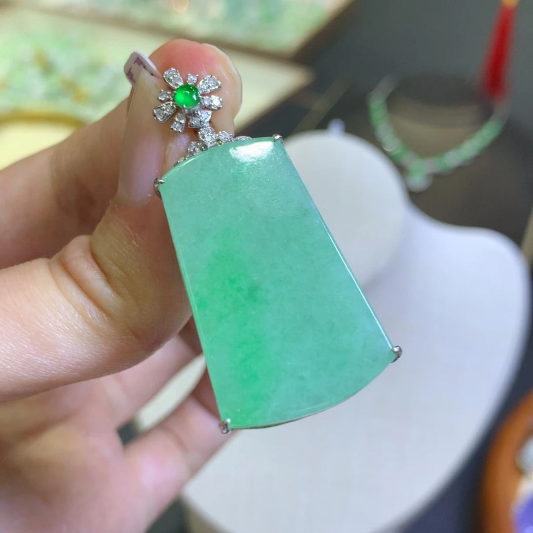 翡翠18K金镶嵌颈饰翡翠吊坠项链