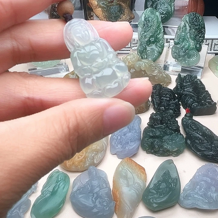 翡翠未镶嵌颈饰观音