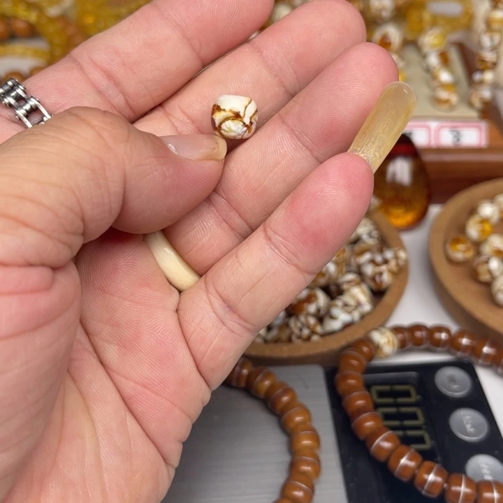 琥珀裸石未镶嵌西**年69号