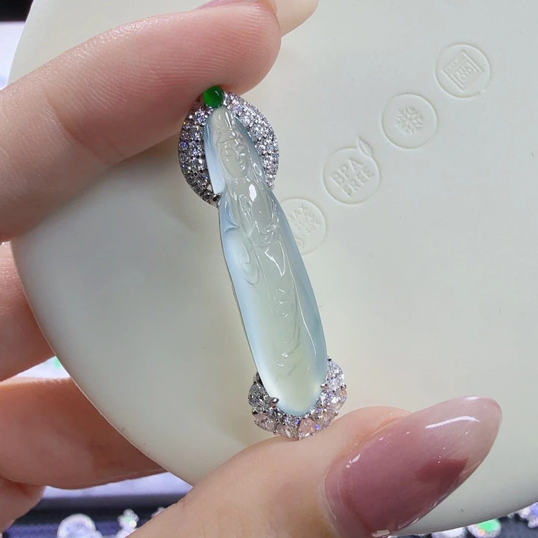 翡翠18K金镶嵌颈饰素衣观音